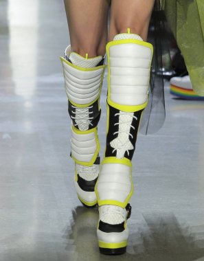 New York, Ny - 06 Eylül 2018: Jeremy Scott ilkbahar yaz 2019 moda pist göster New York moda haftası sırasında bir modeli (ayakkabı detay) yürür