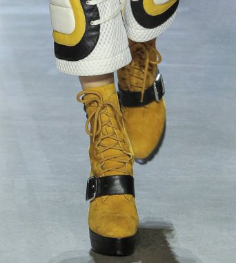 New York, Ny - 06 Eylül 2018: Jeremy Scott ilkbahar yaz 2019 moda pist göster New York moda haftası sırasında bir modeli (ayakkabı detay) yürür