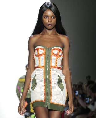 New York, Ny - 06 Eylül 2018: Leomie Anderson New York moda haftası sırasında Jeremy Scott ilkbahar yaz 2019 defile pist yürür