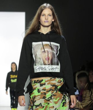 New York, Ny - 06 Eylül 2018: Jeremy Scott ilkbahar yaz 2019 moda pist göster New York moda haftası sırasında Ansolet Rossouw yürür