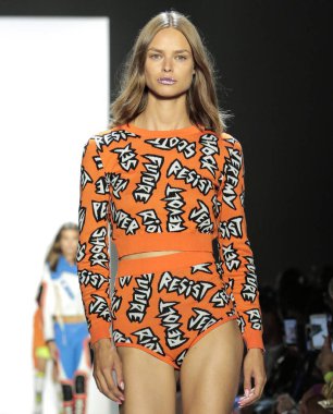 New York, Ny - 06 Eylül 2018: Jeremy Scott ilkbahar yaz 2019 moda pist göster New York moda haftası sırasında Birgit Kos yürür
