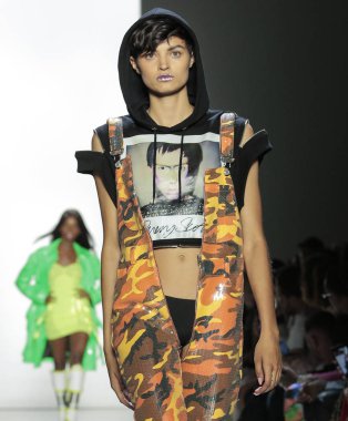 New York, Ny - 06 Eylül 2018: Isabella Emmack New York moda haftası sırasında Jeremy Scott ilkbahar yaz 2019 defile pist yürür