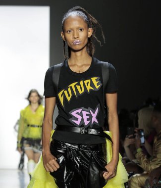New York, Ny - 06 Eylül 2018: Jeremy Scott ilkbahar yaz 2019 moda pist göster New York moda haftası sırasında Adesuwa Aighewi yürür