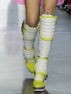 New York, Ny - 06 Eylül 2018: Jeremy Scott ilkbahar yaz 2019 moda pist göster New York moda haftası sırasında bir modeli (ayakkabı detay) yürür