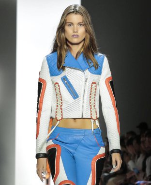 New York, Ny - 06 Eylül 2018: Jeremy Scott ilkbahar yaz 2019 moda pist göster New York moda haftası sırasında Luna Bijl yürür