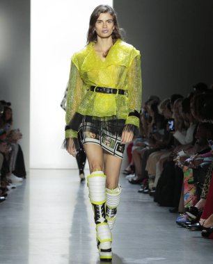 New York, Ny - 06 Eylül 2018: Linda Helena New York moda haftası sırasında Jeremy Scott ilkbahar yaz 2019 defile pist yürür