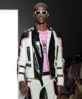 New York, Ny - 06 Eylül 2018: Jeremy Scott ilkbahar yaz 2019 moda pist göster New York moda haftası sırasında Sevgililer Rontez yürür