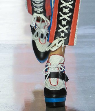 New York, Ny - 06 Eylül 2018: Jeremy Scott ilkbahar yaz 2019 moda pist göster New York moda haftası sırasında bir modeli (ayakkabı detay) yürür