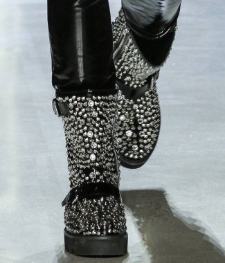 New York, Ny - 06 Eylül 2018: Jeremy Scott ilkbahar yaz 2019 moda pist göster New York moda haftası sırasında bir modeli (ayakkabı detay) yürür