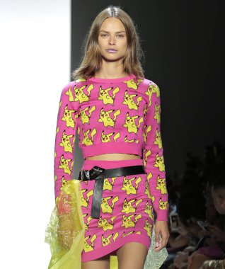 New York, Ny - 06 Eylül 2018: Jeremy Scott ilkbahar yaz 2019 moda pist göster New York moda haftası sırasında Birgit Kos yürür