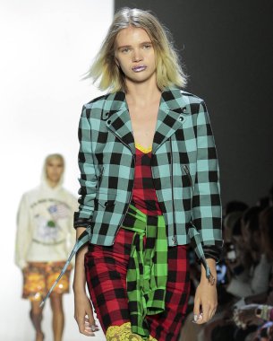 New York, Ny - 06 Eylül 2018: Jeremy Scott ilkbahar yaz 2019 moda pist göster New York moda haftası sırasında Stella Lucia yürür