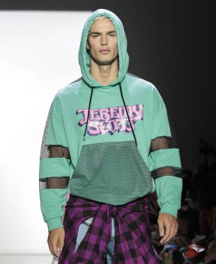 New York, Ny - 06 Eylül 2018: Joao Knorr New York moda haftası sırasında Jeremy Scott ilkbahar yaz 2019 defile pist yürür
