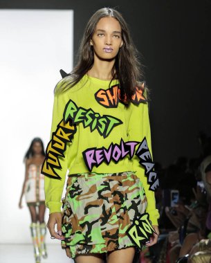 New York, Ny - 06 Eylül 2018: Ellen Rosa New York moda haftası sırasında Jeremy Scott ilkbahar yaz 2019 defile pist yürür