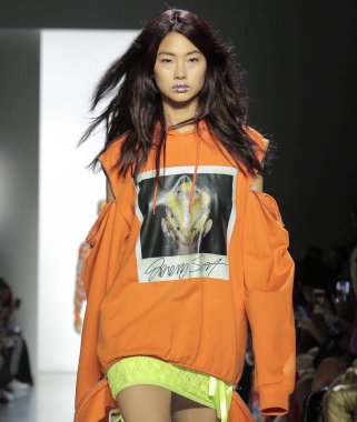 New York, Ny - 06 Eylül 2018: Hoyeon Jung New York moda haftası sırasında Jeremy Scott ilkbahar yaz 2019 defile pist yürür