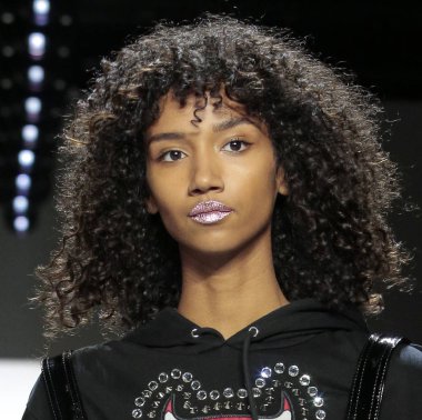 New York, Ny - 06 Eylül 2018: Aiden Curtiss New York moda haftası sırasında Jeremy Scott ilkbahar yaz 2019 defile pist yürür