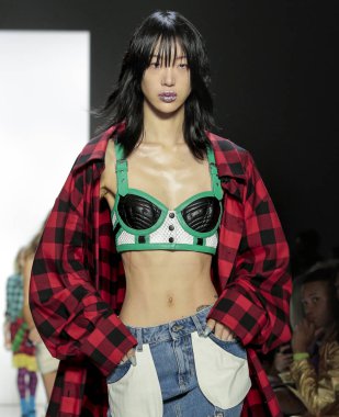 New York, Ny - 06 Eylül 2018: Jeremy Scott ilkbahar yaz 2019 moda pist göster New York moda haftası sırasında Sora Choi yürür