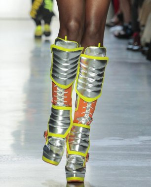 New York, Ny - 06 Eylül 2018: Jeremy Scott ilkbahar yaz 2019 moda pist göster New York moda haftası sırasında bir modeli (ayakkabı detay) yürür