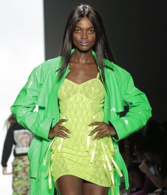 New York, Ny - 06 Eylül 2018: Jeremy Scott ilkbahar yaz 2019 moda pist göster New York moda haftası sırasında bir model yürür.