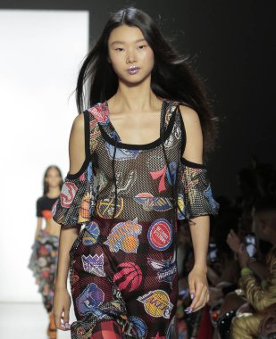 New York, Ny - 06 Eylül 2018: Jeremy Scott ilkbahar yaz 2019 moda pist göster New York moda haftası sırasında Yoon genç Bae yürür