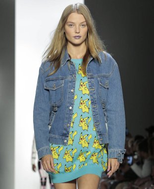 New York, Ny - 06 Eylül 2018: Jeremy Scott ilkbahar yaz 2019 moda pist göster New York moda haftası sırasında Roos Abels yürür