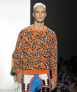 New York, Ny - 06 Eylül 2018: Joao Knorr New York moda haftası sırasında Jeremy Scott ilkbahar yaz 2019 defile pist yürür