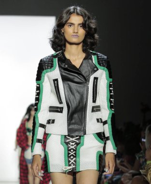 New York, Ny - 06 Eylül 2018: Jeremy Scott ilkbahar yaz 2019 moda pist göster New York moda haftası sırasında Dipti Sharma yürür