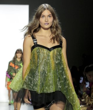 New York, Ny - 06 Eylül 2018: Grace Elizabeth New York moda haftası sırasında Jeremy Scott ilkbahar yaz 2019 defile pist yürür