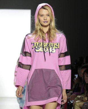 New York, Ny - 06 Eylül 2018: Jeremy Scott ilkbahar yaz 2019 moda pist göster New York moda haftası sırasında Cayley Kral yürür