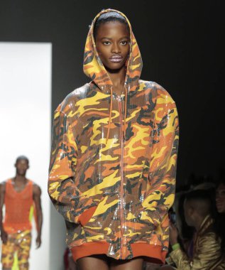 New York, Ny - 06 Eylül 2018: Mayowa Nicholas New York moda haftası sırasında Jeremy Scott ilkbahar yaz 2019 defile pist yürür