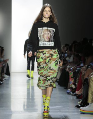 New York, Ny - 06 Eylül 2018: Jeremy Scott ilkbahar yaz 2019 moda pist göster New York moda haftası sırasında Ansolet Rossouw yürür