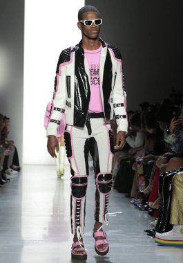 New York, Ny - 06 Eylül 2018: Jeremy Scott ilkbahar yaz 2019 moda pist göster New York moda haftası sırasında Sevgililer Rontez yürür