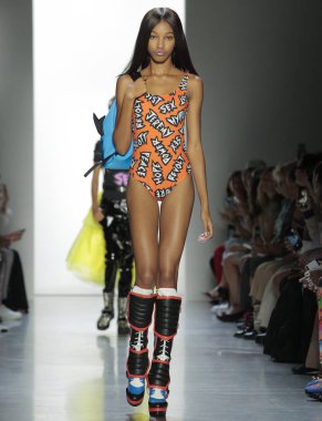 New York, Ny - 06 Eylül 2018: Jeremy Scott ilkbahar yaz 2019 moda pist göster New York moda haftası sırasında Naomi çene kanat yürür