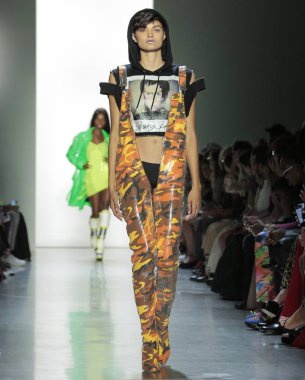 New York, Ny - 06 Eylül 2018: Isabella Emmack New York moda haftası sırasında Jeremy Scott ilkbahar yaz 2019 defile pist yürür