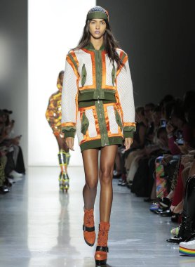 New York, Ny - 06 Eylül 2018: Brittany Noon New York moda haftası sırasında Jeremy Scott ilkbahar yaz 2019 defile pist yürür