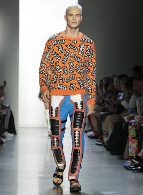 New York, Ny - 06 Eylül 2018: Joao Knorr New York moda haftası sırasında Jeremy Scott ilkbahar yaz 2019 defile pist yürür