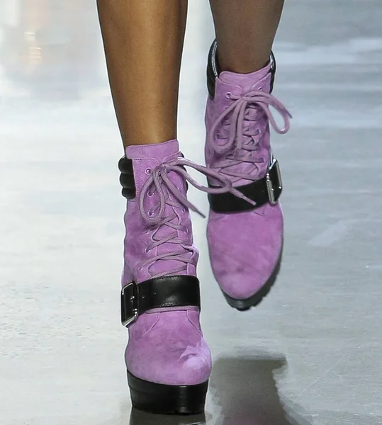 Nova Iorque Setembro 2018 Modelo Detalhes Dos Sapatos Caminha Pista — Fotografia de Stock