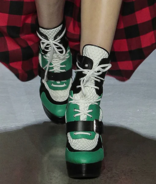Nueva York Septiembre 2018 Una Modelo Detalle Zapatos Camina Por — Foto de Stock