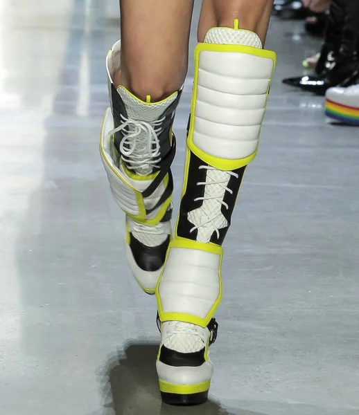 ニューヨーク 2018 ニューヨーク ファッション ウィーク中にジェレミー スコット春夏 2019 ファッションの滑走路を表示モデル 靴詳細 — ストック写真