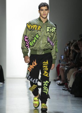 New York, Ny - 06 Eylül 2018: Jeremy Scott ilkbahar yaz 2019 moda pist göster New York moda haftası sırasında Jhonattan Burjack yürür