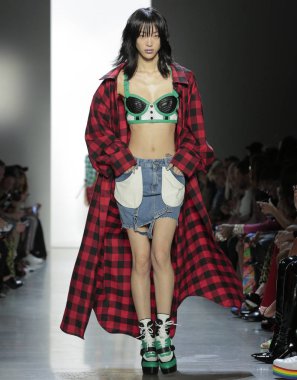 New York, Ny - 06 Eylül 2018: Jeremy Scott ilkbahar yaz 2019 moda pist göster New York moda haftası sırasında Sora Choi yürür