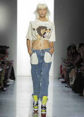 New York, Ny - 06 Eylül 2018: Jeremy Scott ilkbahar yaz 2019 moda pist göster New York moda haftası sırasında Marjan Jonkman yürür