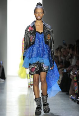 New York, Ny - 06 Eylül 2018: Jeremy Scott ilkbahar yaz 2019 moda pist göster New York moda haftası sırasında bir model yürür.