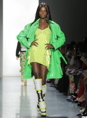 New York, Ny - 06 Eylül 2018: Jeremy Scott ilkbahar yaz 2019 moda pist göster New York moda haftası sırasında bir model yürür.