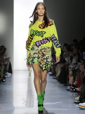 New York, Ny - 06 Eylül 2018: Ellen Rosa New York moda haftası sırasında Jeremy Scott ilkbahar yaz 2019 defile pist yürür