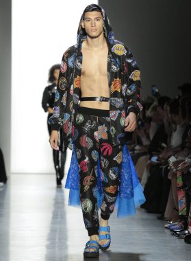 New York, Ny - 06 Eylül 2018: Jeremy Scott ilkbahar yaz 2019 moda pist göster New York moda haftası sırasında Alexis kızgın yürür