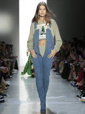 New York, Ny - 06 Eylül 2018: Jeremy Scott ilkbahar yaz 2019 moda pist göster New York moda haftası sırasında Luna Bijl yürür