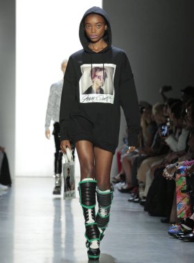 New York, Ny - 06 Eylül 2018: Olivia Anakwe New York moda haftası sırasında Jeremy Scott ilkbahar yaz 2019 defile pist yürür