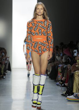 New York, Ny - 06 Eylül 2018: Jeremy Scott ilkbahar yaz 2019 moda pist göster New York moda haftası sırasında Birgit Kos yürür