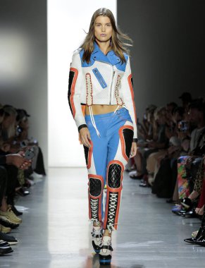 New York, Ny - 06 Eylül 2018: Jeremy Scott ilkbahar yaz 2019 moda pist göster New York moda haftası sırasında Luna Bijl yürür