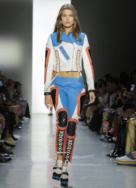 New York, Ny - 06 Eylül 2018: Jeremy Scott ilkbahar yaz 2019 moda pist göster New York moda haftası sırasında Luna Bijl yürür